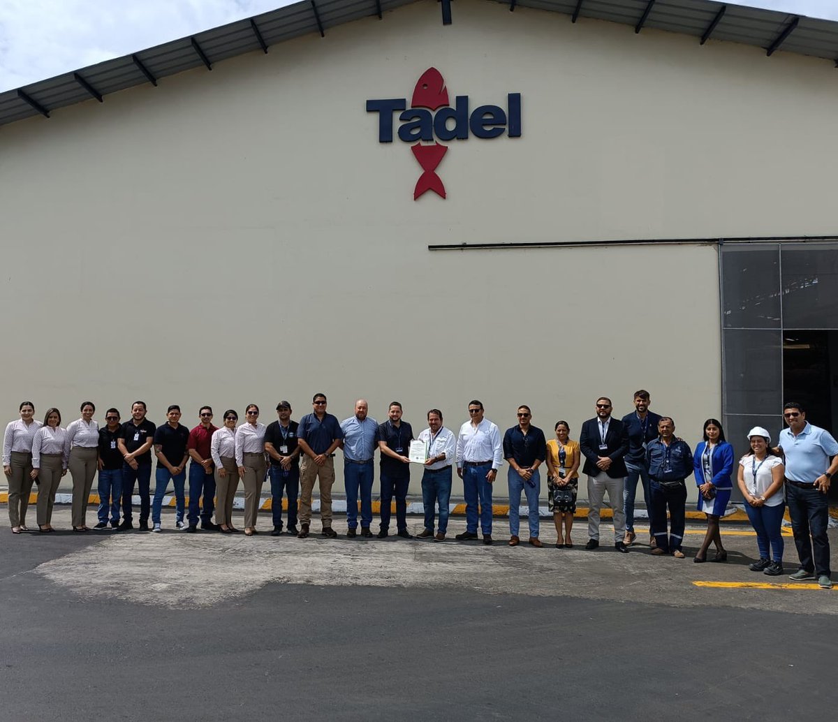 Inmare_'s tweet photo. Felicitaciones a Tadel S.A. por haber obtenido la Certificación Ambiental “Punto Verde”. Este tipo de logros enaltecen los esfuerzos por no solo producir Harina y Aceite de Pescado de excelente calidad, sino además hacerlo cuidando el Medio Ambiente!
Son un ejemplo a seguir! https://t.co/DokdhXdubX