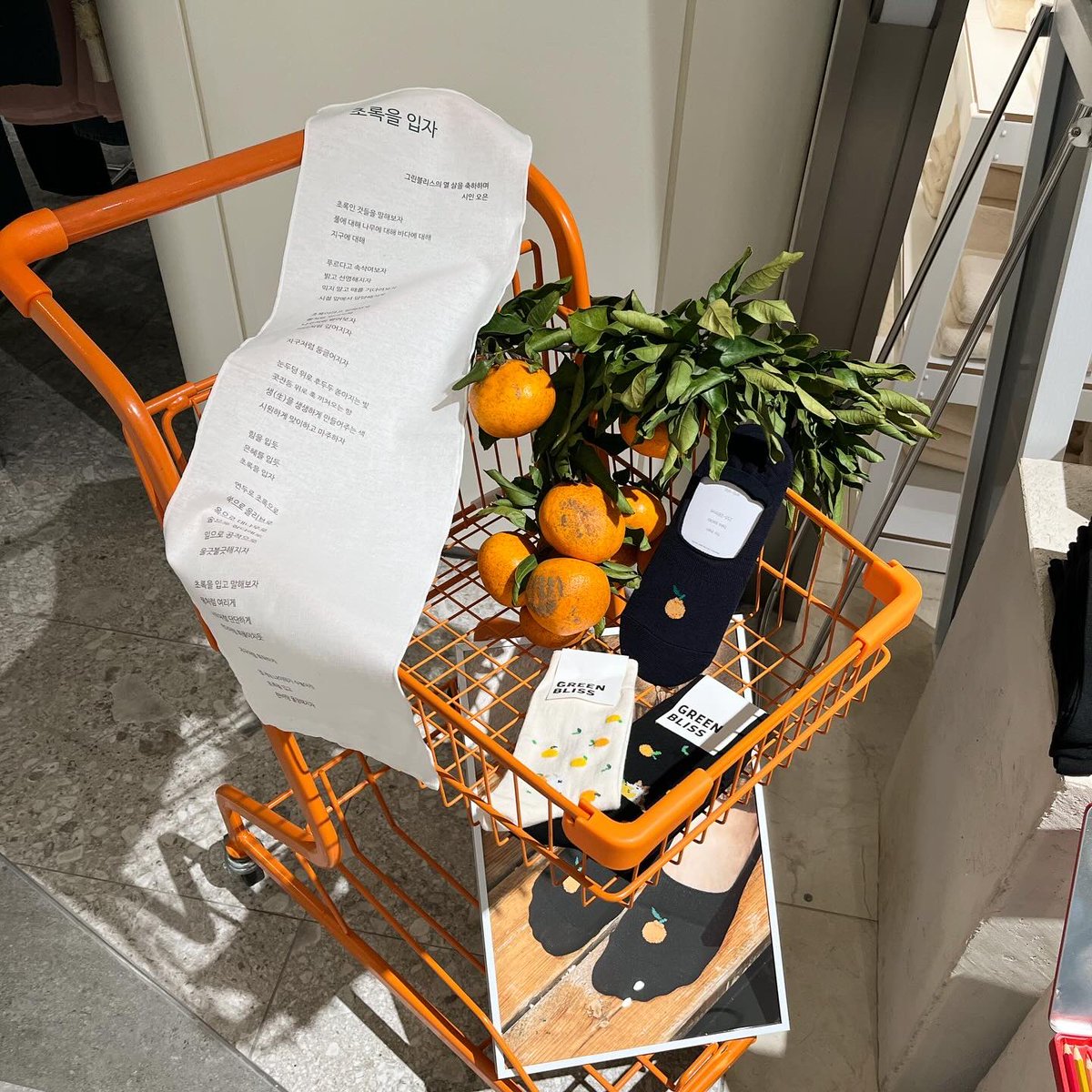 GREENBLISS77's tweet photo. 대전 신세계에서
오늘부터 일주일간 팝업합니다.

과일 채소 디자인 옆에 실제 채소 과일들도 예쁘게 디피하고팠는데
양말 디자인처럼 잎이 생기있게 살아나지못해 아쉬웠습니다
#브로콜리 잎은 활짝 살아서 다행이네요

1월 19일 금요일-26일 목요일
#대전신세계 아트앤사이언스 3층 마뗑킴 앞 팝업존 https://t.co/2brDNbTOjf