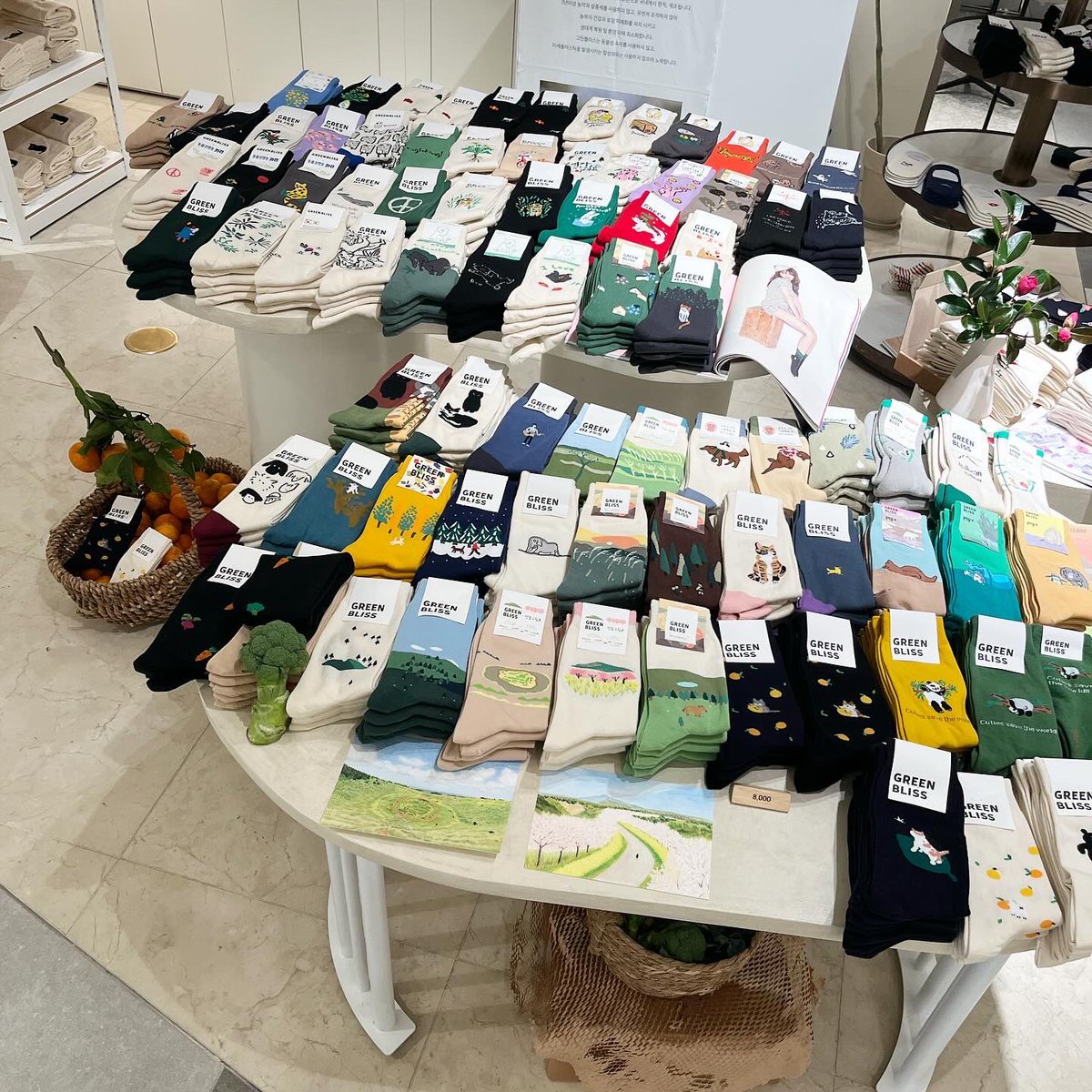 GREENBLISS77's tweet photo. 대전 신세계에서
오늘부터 일주일간 팝업합니다.

과일 채소 디자인 옆에 실제 채소 과일들도 예쁘게 디피하고팠는데
양말 디자인처럼 잎이 생기있게 살아나지못해 아쉬웠습니다
#브로콜리 잎은 활짝 살아서 다행이네요

1월 19일 금요일-26일 목요일
#대전신세계 아트앤사이언스 3층 마뗑킴 앞 팝업존 https://t.co/2brDNbTOjf
