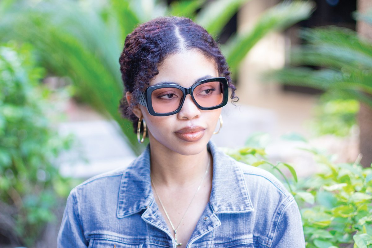 Meet Reyna: A style that makes a ✨statement✨ Reyna is limited edition with large lenses for frontal light protection and a chunky arm design to shield against peripheral light. Style and relief combined! Enjoy 15% OFF with code REYNAX15. Don't miss out: theraspecs.com/reyna-theraspe…