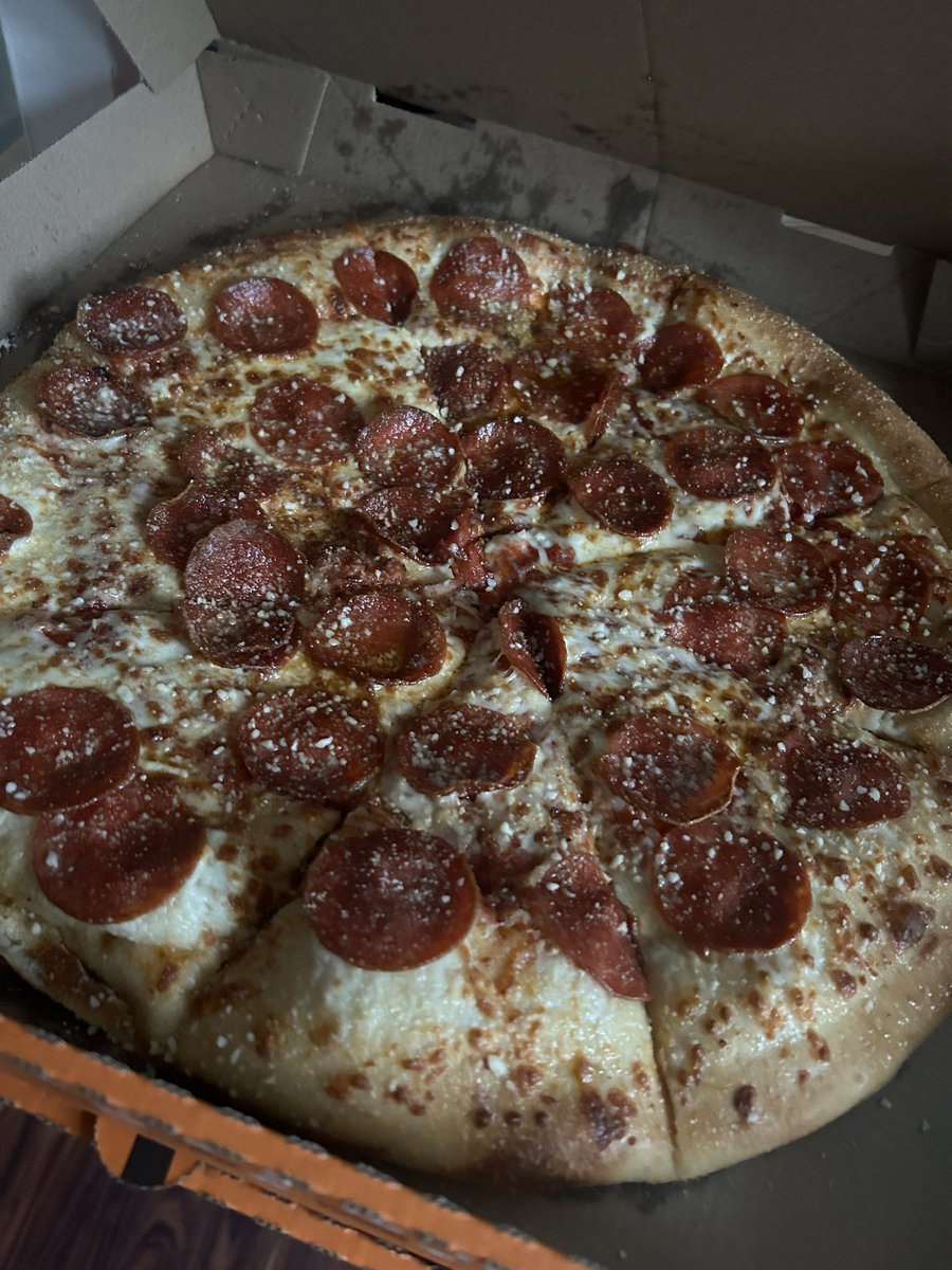 jadaayannaaa's tweet photo. say what you want but i love me some lil caesar’s https://t.co/yO8Nc88HlY