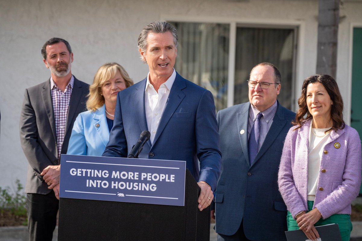 CAgovernor's tweet photo. This former Motel 6 in Costa Mesa is just one of the many sites California has converted into housing for folks experiencing homelessness, including veterans.
We’re helping house more than 163,000 people across 15,000 units by converting old hotels through our Homekey program. https://t.co/bNbJUrXHF1