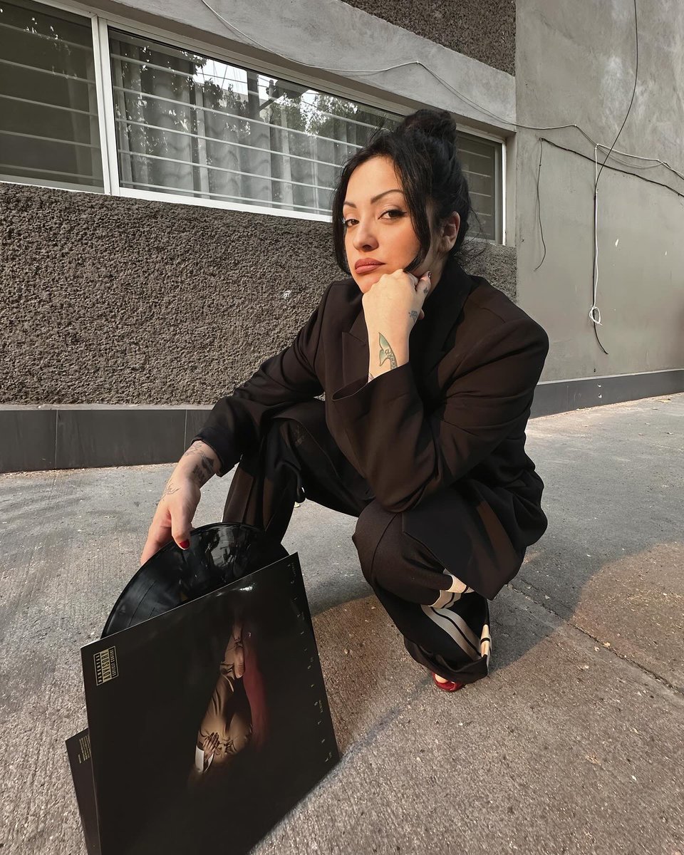 monlaferte's tweet photo. Miren lo que me encontré 🥰 mood autopoiética ahora en vinyl https://t.co/fErsAtMz23