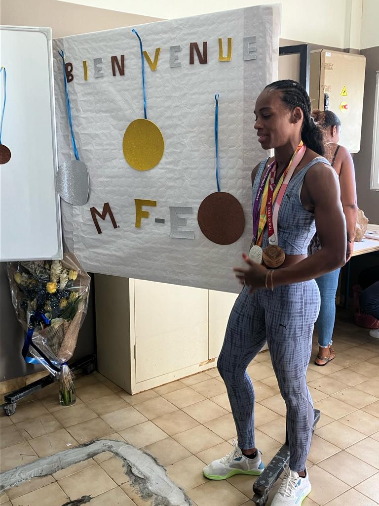L'athlète paralympique, Mandy FRANÇOIS-ELIE, nous a fait ce jour l'honneur de sa présence dans notre collège éponyme. 
Son accueil a été organisé avec les élèves membres du CVC, encadré par des professeurs engagés. L'émotion était vive et intense.