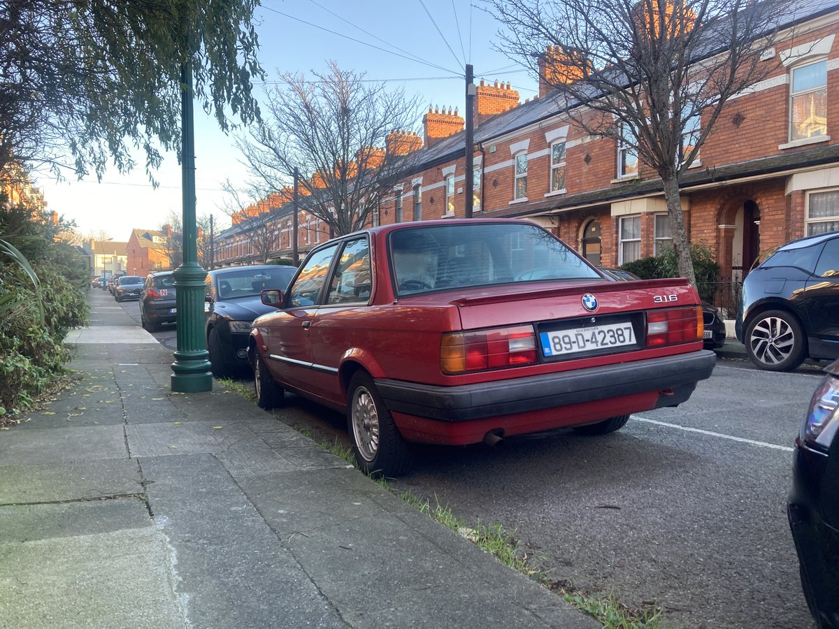 Might have frozen myself beyond repair while walking today, but papping this late-plate E30 made it all worthwhile.
