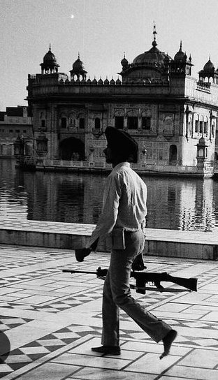 ਸਿੰਘ ਰੂਪ ਸ਼ਸਤ੍ਰਨ ਜੁਤਿ ਹੇਰੈਂ । ਹੋਤਿ ਗੁਰੂ ਕੀ ਖੁਸ਼ੀ ਬਡੇਰੈ ।

 The appearance of a Singh [is complete] with weapons, when the Guru see's this He becomes extremely happy.