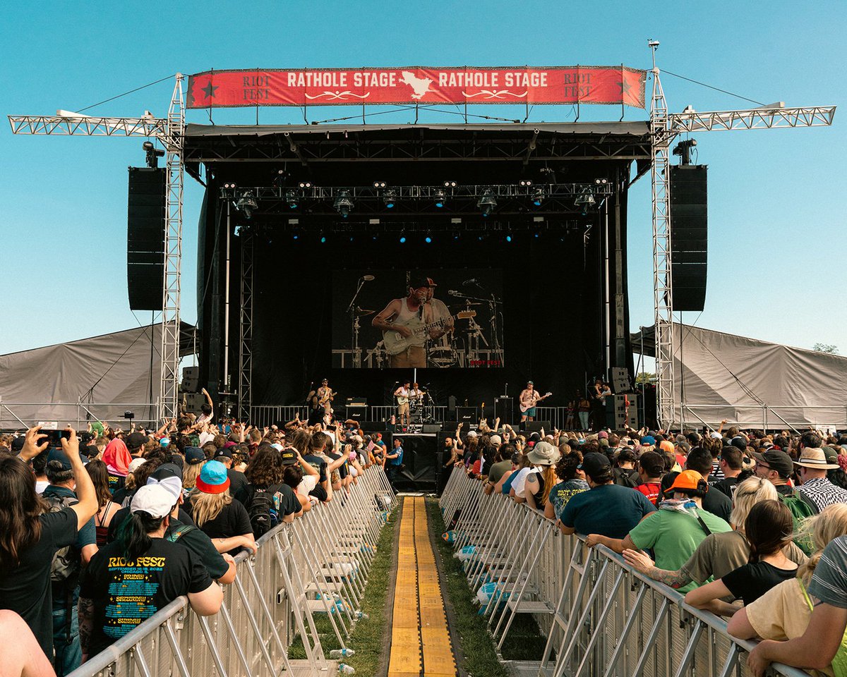 superlorna69's tweet photo. @RiotFest I DARE YOU. https://t.co/jzLIfMJyal