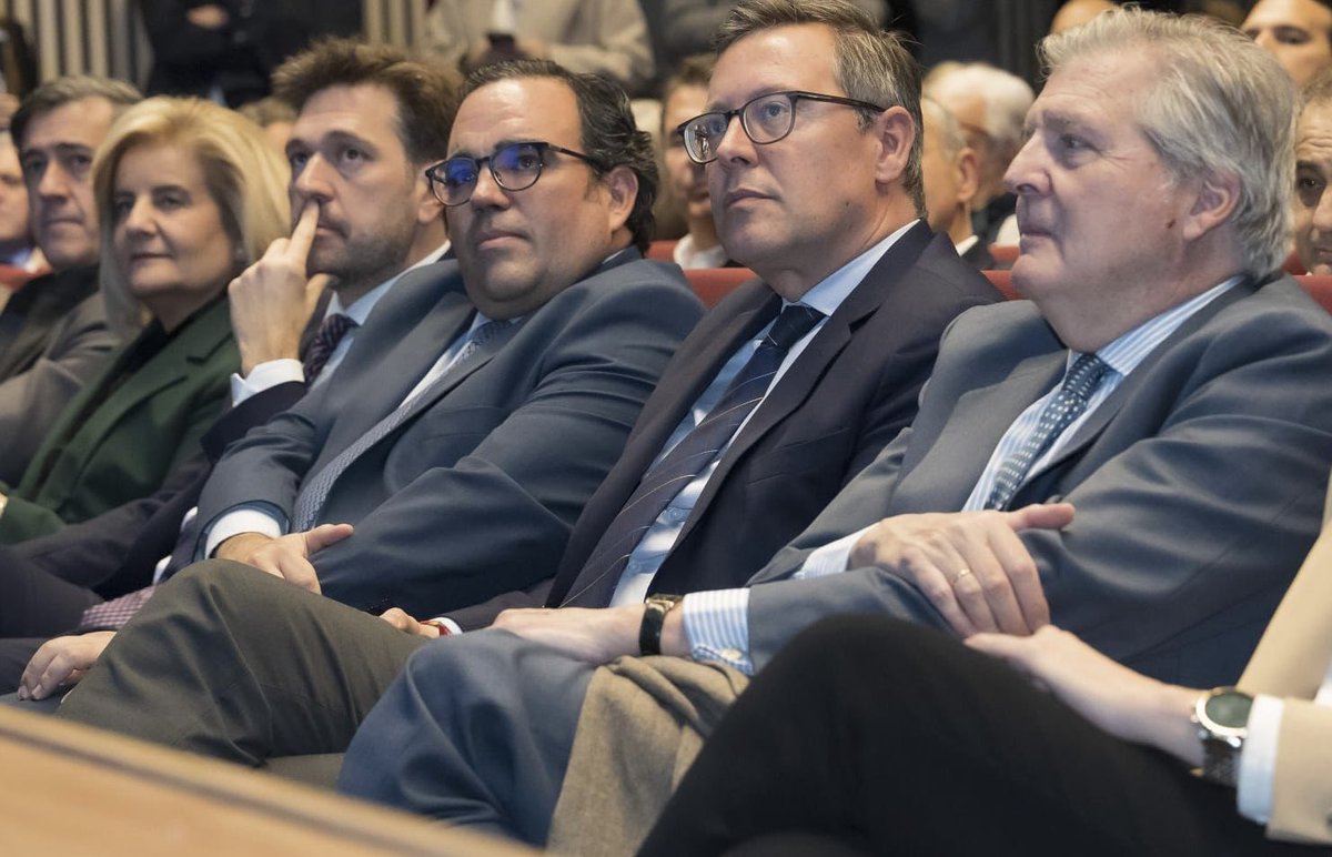 jubedal's tweet photo. En la segunda jornada sobre las consecuencias legales de la ley de amnistía 🧑🏻‍⚖️, que hoy ha girado en torno a 👉 Perspectivas sobre el proyecto de ley de amnistía: ¿hacia dónde nos puede llevar?

Mi más sincero agradecimiento 🤗 a @marianorajoy José Luis Corcuera y @BalEdmundo por sus fantásticas exposiciones sobre este tema 🙌

Y, por supuesto, mis disculpas 🙏 a los vecinos que no habéis podido asistir por estar el aforo completo. 

Puedes ver la jornada aquí 👉 https://t.co/lsXsPNeJLP
