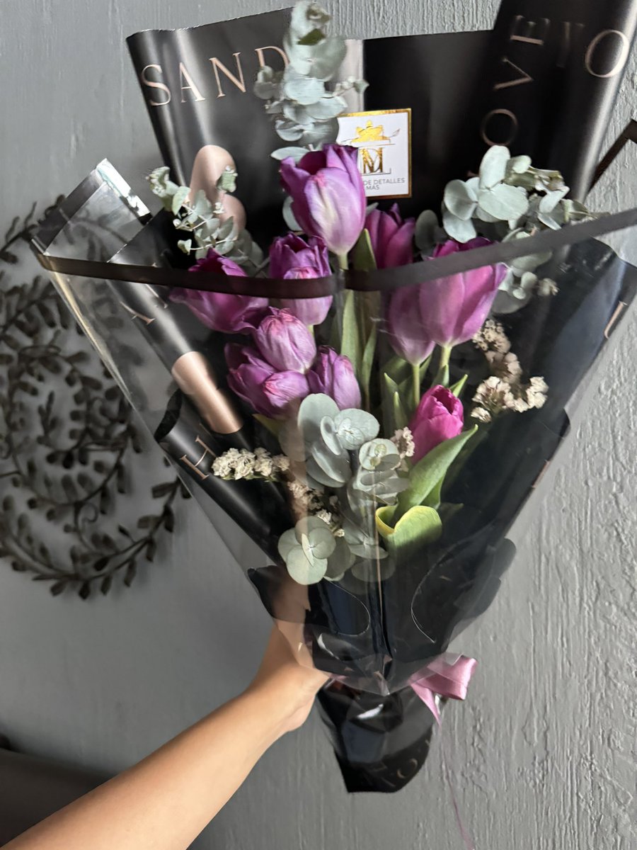 Bendito enero y su inicio de tulipanes 😍🤍 ojalá todas reciban sus tulipanes solo por existir