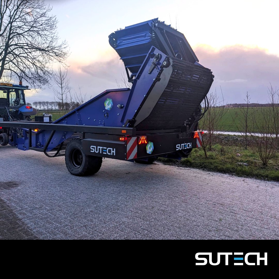 SUTechniek's tweet photo. Aftesten in de sneeuw, dat hadden we nog nooit gedaan. Tót begin deze week . De eerste #uienlader van 2024 staat weer klaar om #afgeleverd te worden. #sutech #afleveren #uien https://t.co/xVkI01aPxT