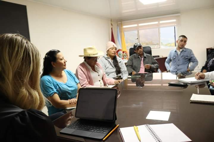 mdoscampesinos's tweet photo. En Herveo, Tolima, programando con la Alcaldesa municipal, Juntas Comunales y asociaciones de productores, programando los mercados campesinos y la participación de los productores en el circuito corto en localidades de Bogotá D.C.
17 enero 2024 #AGROCOMUNAL https://t.co/xQBWekgFwO