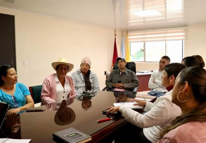 mdoscampesinos's tweet photo. En Herveo, Tolima, programando con la Alcaldesa municipal, Juntas Comunales y asociaciones de productores, programando los mercados campesinos y la participación de los productores en el circuito corto en localidades de Bogotá D.C.
17 enero 2024 #AGROCOMUNAL https://t.co/xQBWekgFwO