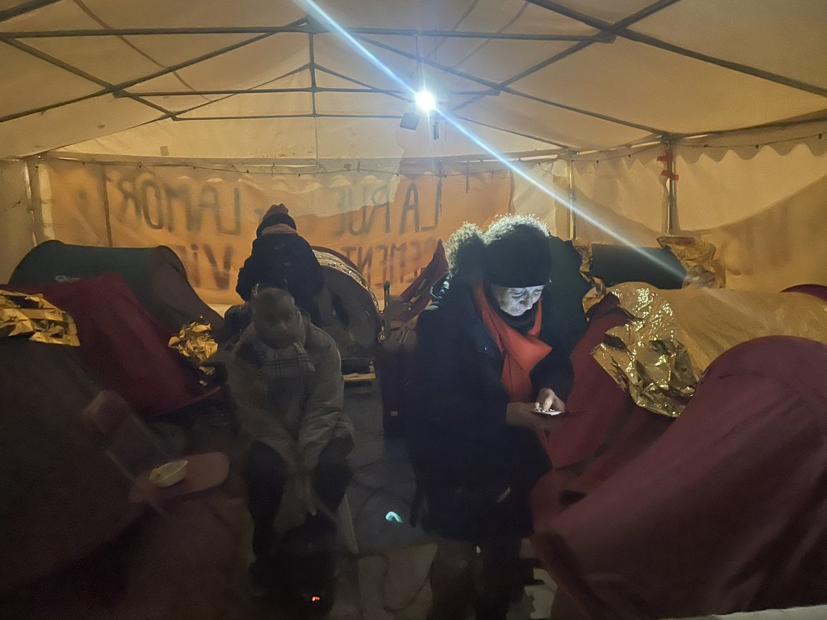Arrivée au campement du <a href="/droitaulogement/">DAL</a> on se prépare à se coucher. Cette nuit il fera -3. Toujours pas d’annonce de réquisitions de logements vacants ou même d’ouverture en urgence de lieux publics pdt la vague de froid, alors que la vie de 3000 personnes à la rue est en danger