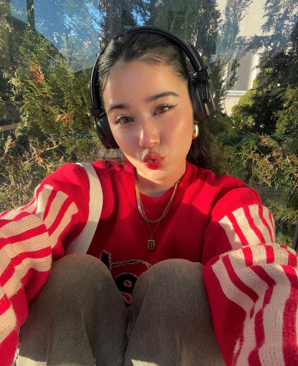 imverapretty's tweet photo. OKKAYYYY FINALLY GETTING AROUND TO THIS!!! i’m vera :D i make bubble tea but that’s just my side job tbh cause i also love making tiktoks.. sooo QRT with your ootd and/or a tiktok that made u laugh recently and lms for a dm ^.^ #FIORIREINTRO #FIORIRELMS https://t.co/ejGqLgJeUT