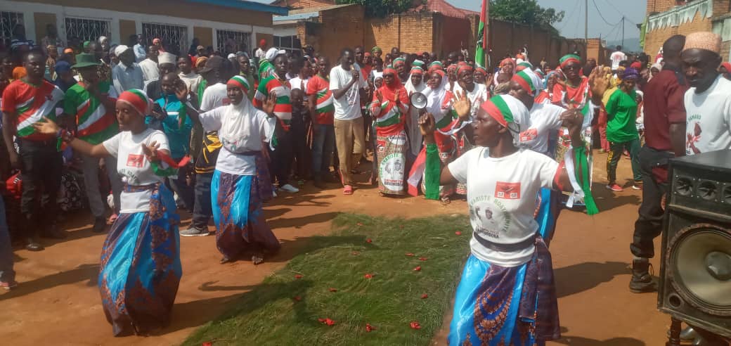 CnddFddButanyer's tweet image. 18/1/2024 Umunyabanga wa @CnddFdd  muri Komine #Kayanza yagendeye umutumba #Musave mu bucimbiri #Gitaramuka ya 3,#Wirari na #Wingwa.
Abagumyabanga  basiguriwe kahise k'igihugu aho kigeze niyo kija. Abanwanyi 3 nibo bakiriwe harimwo nuwurongoye umuhari W'abakenyezi ba @CnlBurundi