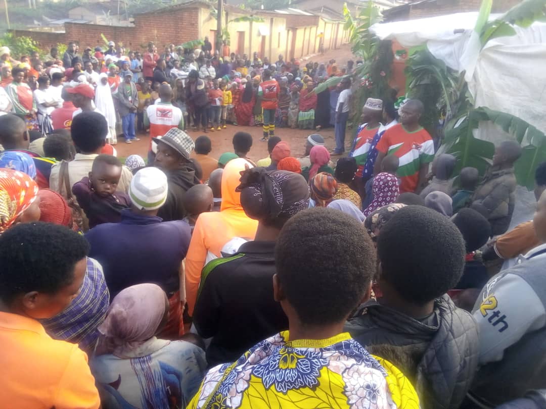 CnddFddButanyer's tweet image. 18/1/2024 Umunyabanga wa @CnddFdd  muri Komine #Kayanza yagendeye umutumba #Musave mu bucimbiri #Gitaramuka ya 3,#Wirari na #Wingwa.
Abagumyabanga  basiguriwe kahise k'igihugu aho kigeze niyo kija. Abanwanyi 3 nibo bakiriwe harimwo nuwurongoye umuhari W'abakenyezi ba @CnlBurundi