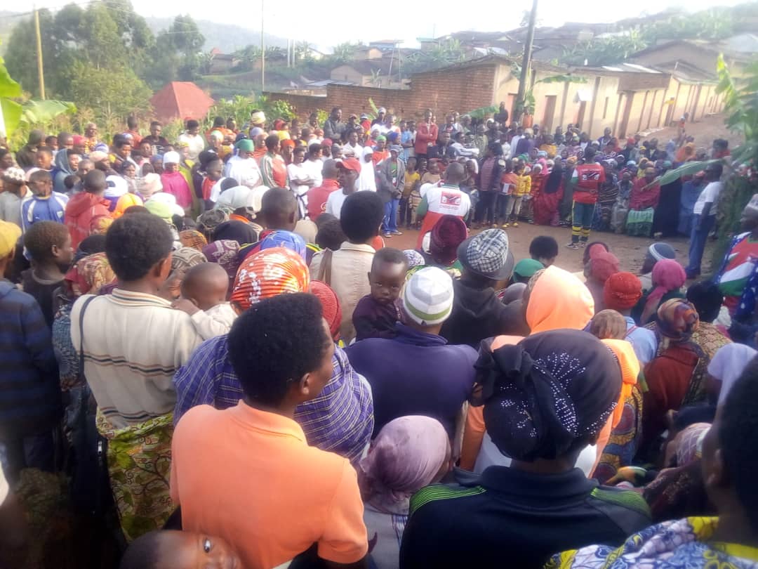 CnddFddButanyer's tweet image. 18/1/2024 Umunyabanga wa @CnddFdd  muri Komine #Kayanza yagendeye umutumba #Musave mu bucimbiri #Gitaramuka ya 3,#Wirari na #Wingwa.
Abagumyabanga  basiguriwe kahise k'igihugu aho kigeze niyo kija. Abanwanyi 3 nibo bakiriwe harimwo nuwurongoye umuhari W'abakenyezi ba @CnlBurundi