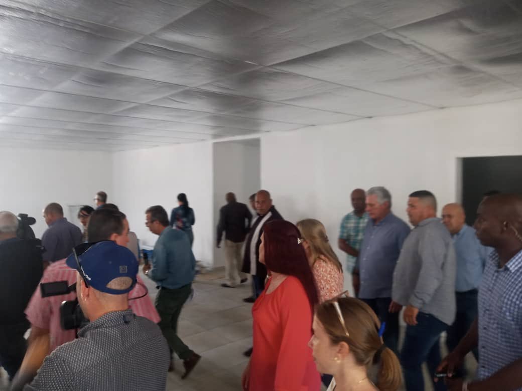 Sí se puede lograr todos lo que nos propongamos juntos al pueblo. ¡Eso ponle el cuño, compay!. Y no tengo la menor duda que romperemos el bloqueo, porque somos hijos de mambises. Presidente <a href="/DiazCanelB/">Miguel Díaz-Canel Bermúdez</a> visita municipio Cabaiguán en #SanctiSpiritusEnMarcha #Cuba
