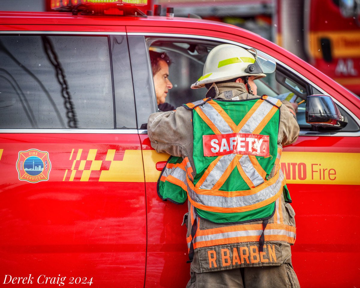 #Toronto Fire on scene of a commercial fire on Yonge Street near Steeles today. The electrical fire was contained to the unit of origin and didn’t spread to the other stores. One person was treated for smoke inhalation on scene by @TorontoMedics @Toronto_Fire @TPFFA