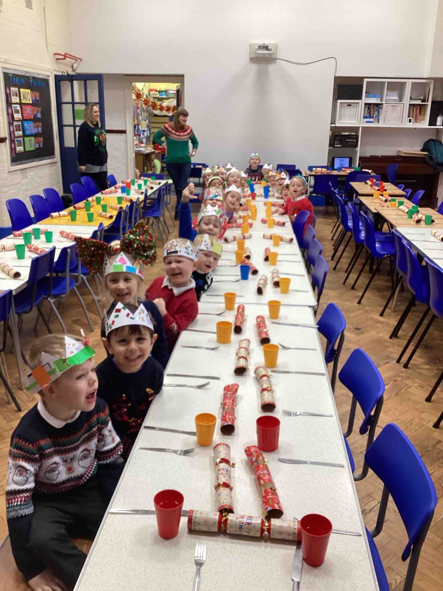 The children in Class 1 looked wonderful in the crowns they had made for our Christmas lunch, what a lovely way to end the term!🎅🍗🎄👑