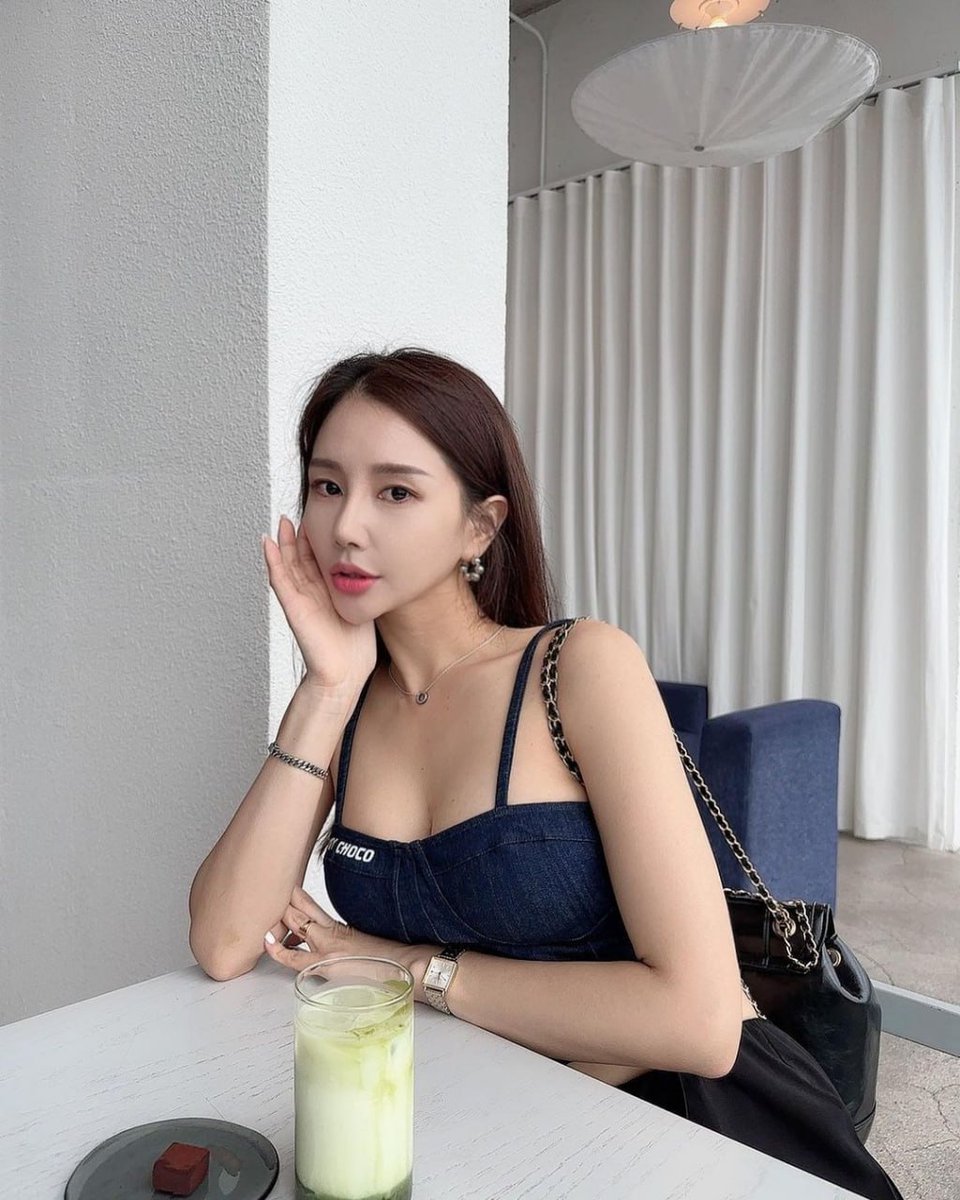 Notea663152's tweet image. Living hard is the number one priority.