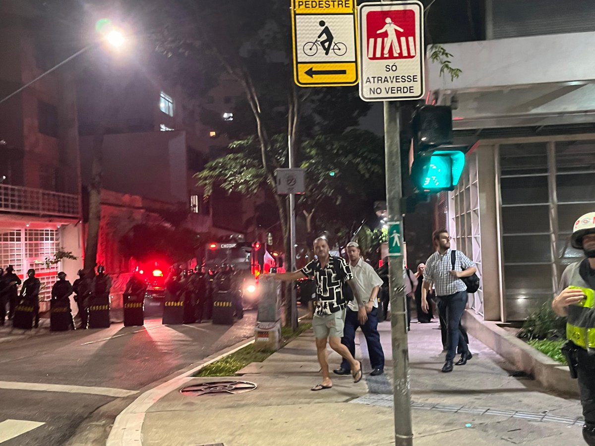 Seguimos com o Ato até a tarifa cair! Estamos em frente a Estação Higienópolis, o aparato de repressão segue pesado, lutar não é crime! Queima catraca! #5não #tarifazerojá #NaoPrivatizaSP fotos: <a href="/cmi_saopaulo/">CMI_São Paulo</a>