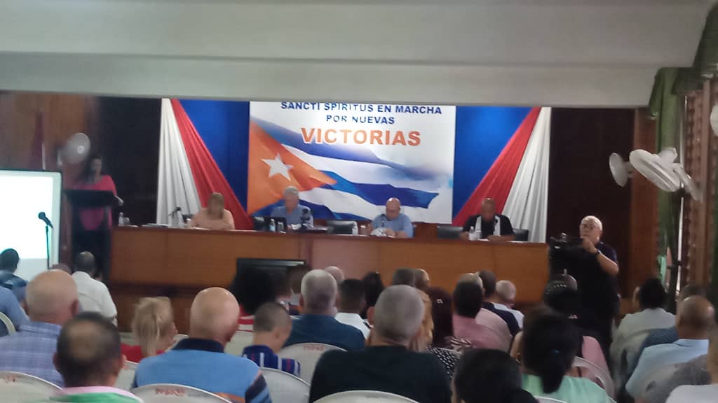 Tras recorrer fincas productivas, instituciones económicas y sociales, el Primer Secretario del Comité Central y el Secretario de Organización sostuvieron un amplio intercambio en el municipio #Cabaiguán de #SanctiSpíritusEnMarcha  <a href="/PresidenciaCuba/">Presidencia Cuba 🇨🇺</a> <a href="/DiazCanelB/">Miguel Díaz-Canel Bermúdez</a>