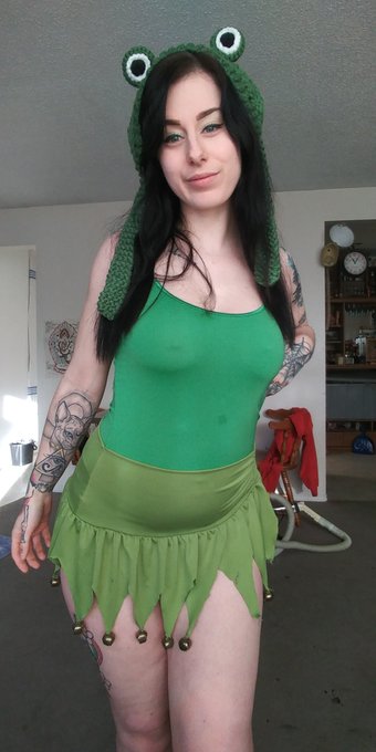 green cutesy froggy 'fit! 🐸💚  hat from a friend &amp; skirt from my sis! &amp; I tried to do a lil' makeup which