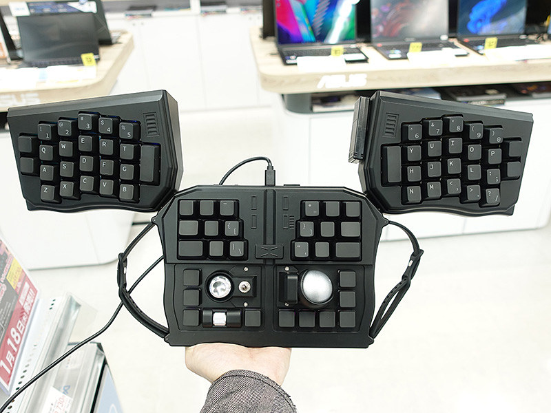 watch_akiba's tweet image. 更新:両手で握って操作できるキーボード「GrabShell」が発売、トラックボールやスティックも装備 akiba-pc.watch.impress.co.jp/docs/news/news… #キーボード #ビックカメラ #ソフマップ #VR