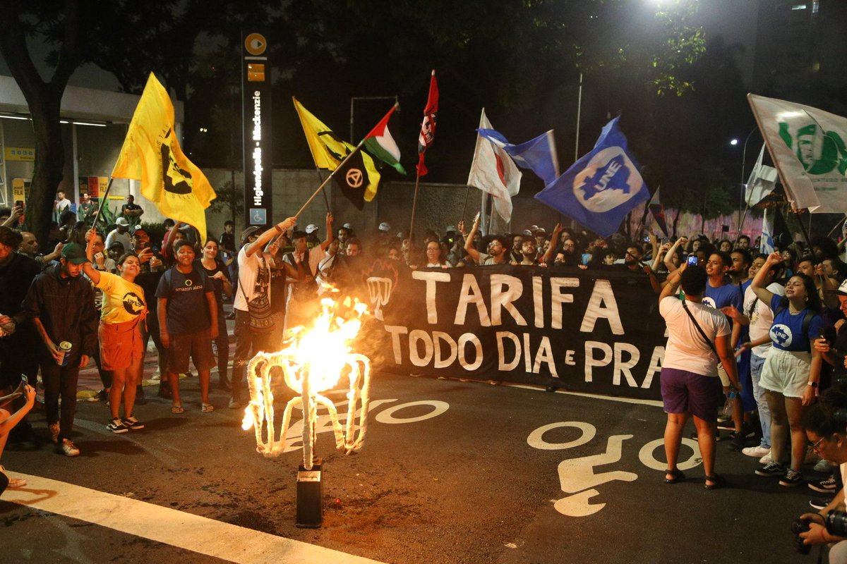 Queima catraca! Pelo fim das tarifas e pela livre circulação! Cidade pra tod@s! Tarifa Zero pra Geral!
#5não #tarifazerojá #NaoPrivatizaSP fotos: <a href="/cmi_saopaulo/">CMI_São Paulo</a>