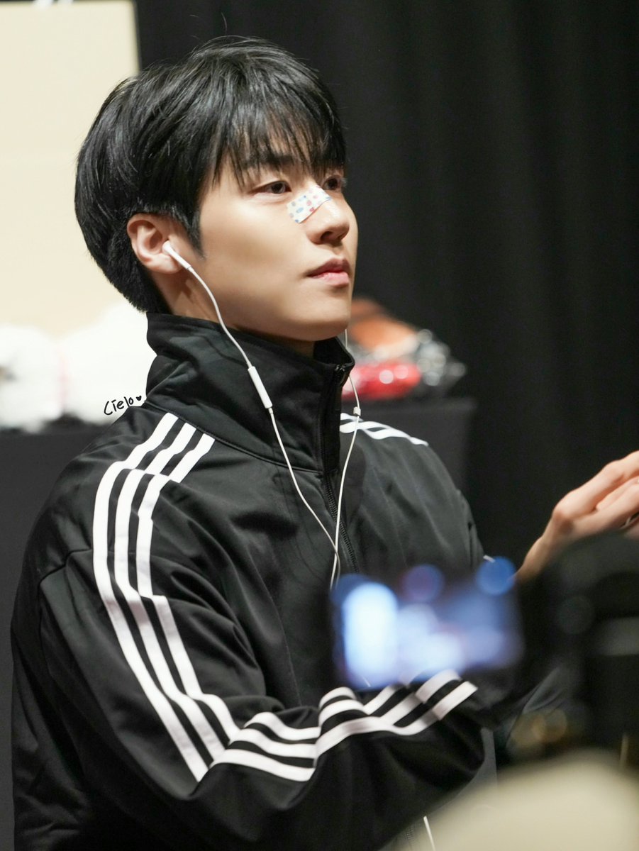 cielo_201014's tweet photo. 240118 프롬 시그 팬사인회 (동서울)

서른 셋(만떠리원)에도 귀엽고 잘 생기고

#NFlying #엔플라잉 #이승협 #2024SEASONSGREETINGS #NFlying_Rhapsody https://t.co/l6VUwIuc1f