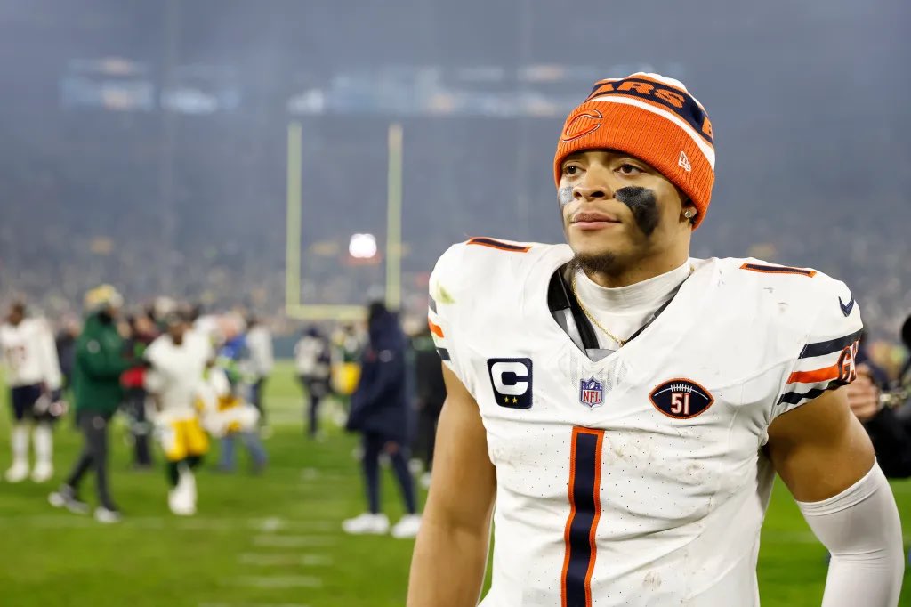 𝐁𝐑𝐄𝐀𝐊𝐈𝐍𝐆 𝐑𝐔𝐌𝐎𝐑

#Bears have told teams that they will be holding onto their pick, unless a proven QB can be added to a record setting haul. 
—Thinking #Chargers #Cowboys

We are confident more than ever that Justin Fields time in Chicago is over.
