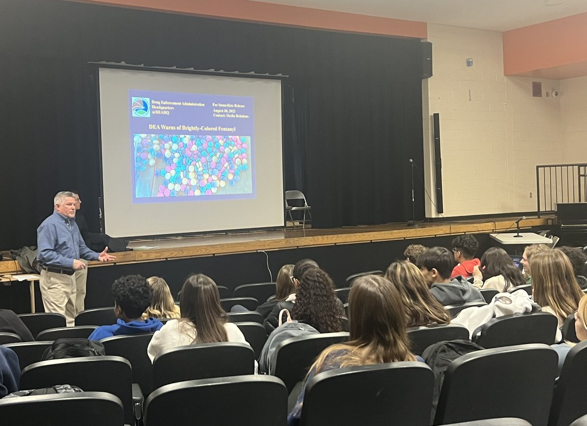 DEA agents visited HHMS to discuss the harmful effects of illicit drug use, particularly Fentanyl. Thank you to our SAC, Mrs. Christianson, for organizing this informative and powerful assembly. @HHSD_Counseling