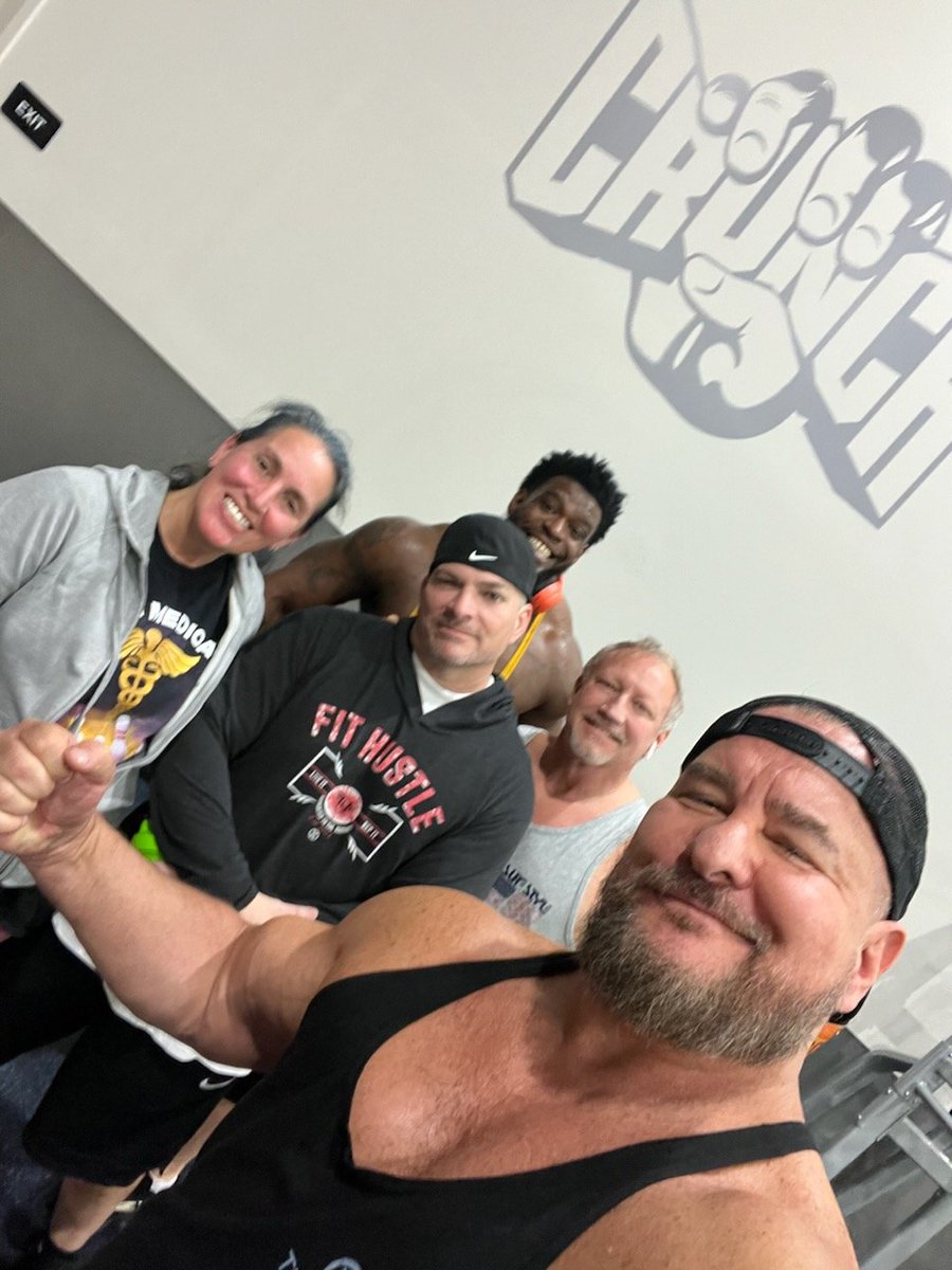 A BIG thank you to @CrunchGym Regency Park for taking great care of the @AEW team for our reunion show in Jacksonville! @LondonkMorgan, you are appreciated. The gym is beautiful. #trainerman #theprobodyworkguy #AEWDynamite