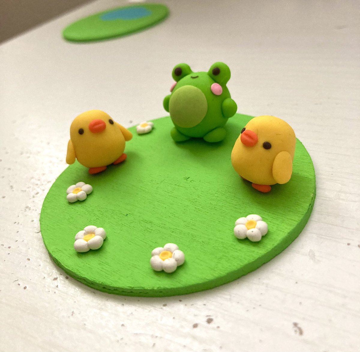 Friends help!! What should they be eating?? I was thinking of cake🍰but now I’m thinking a pie🥧 would be cute