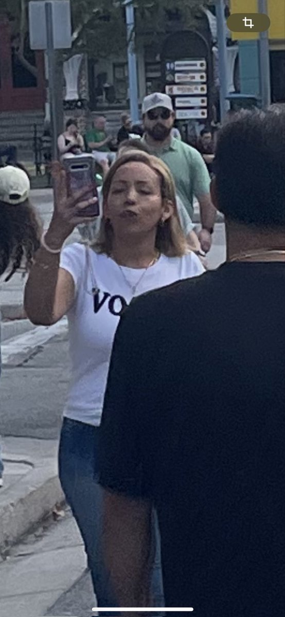 Estás mujer se dedico a acosar a la hija menor del presidente <a href="/petrogustavo/">Gustavo Petro</a> ,está ignorante de corazón de hiel se creyó con derecho a increpar a una niña en un parque, qué pasa por la cabeza de esta gente,que poca frontera etica tienen,seguro que a ella no le gustaría que alguien