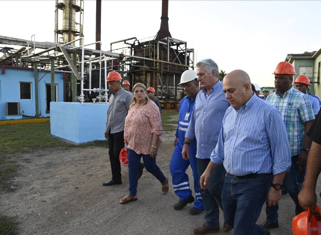 PresidenciaCuba's tweet photo. 🛢️| Finalmente visitaron la Refinería Sergio Soto, importante industria de la provincia que refina el crudo cubano. https://t.co/10YWRhLqTX