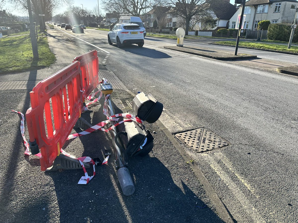 Gr8London's tweet image. #ulez @virtualash  @TalkTV residence, seriously angry against Sadiq, Khan and labour for the US cameras, cutting down traffic lights everywhere with cameras on resulting in some accidents. Live electricity, wires and traffic safety problems. Kharnage! Luke