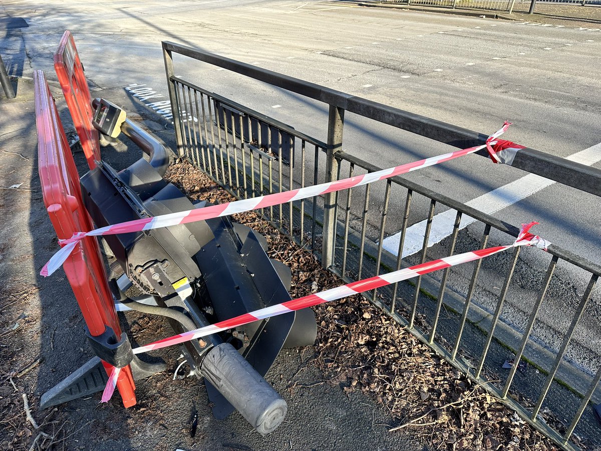 Gr8London's tweet image. #ulez @virtualash  @TalkTV residence, seriously angry against Sadiq, Khan and labour for the US cameras, cutting down traffic lights everywhere with cameras on resulting in some accidents. Live electricity, wires and traffic safety problems. Kharnage! Luke