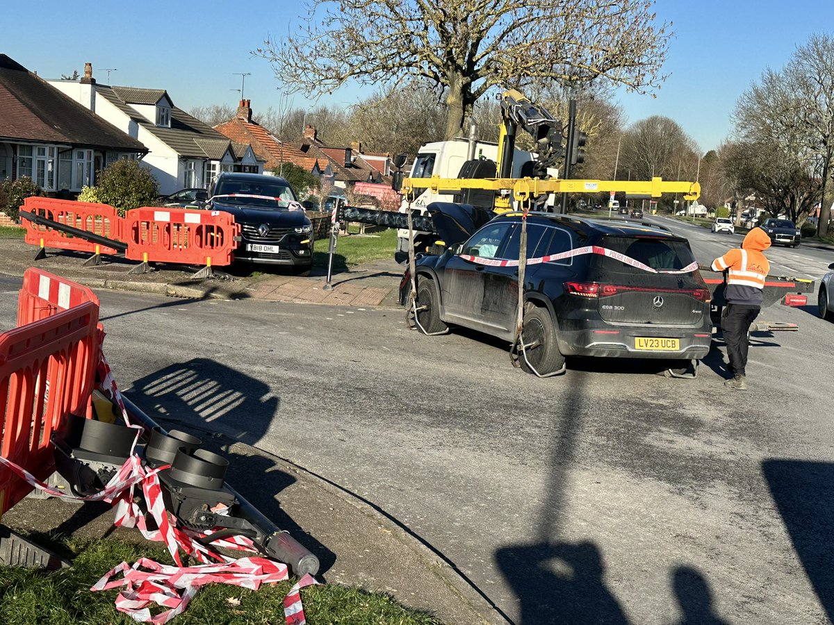 Gr8London's tweet image. #ulez @virtualash  @TalkTV residence, seriously angry against Sadiq, Khan and labour for the US cameras, cutting down traffic lights everywhere with cameras on resulting in some accidents. Live electricity, wires and traffic safety problems. Kharnage! Luke