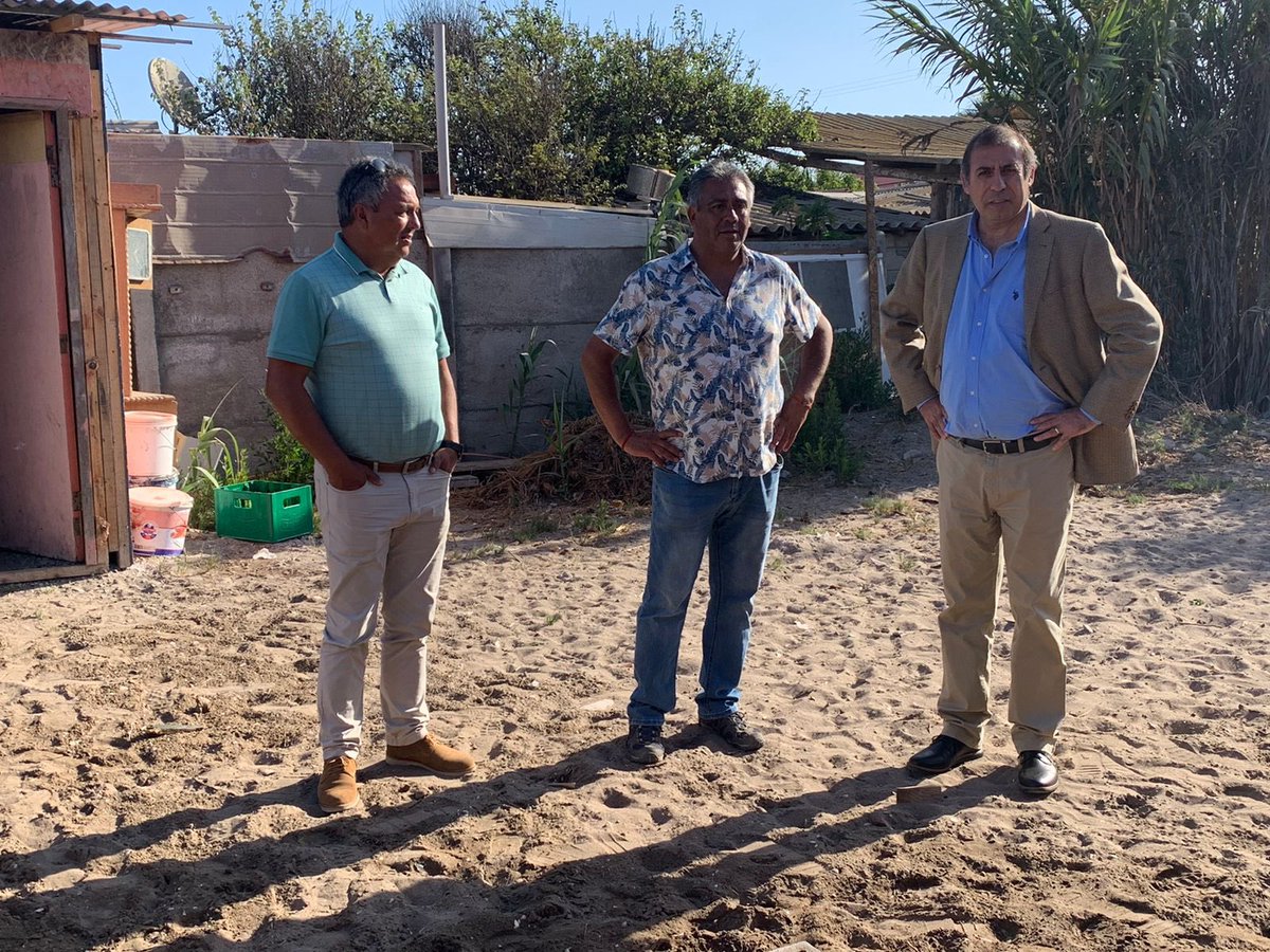 sergiogahona's tweet photo. Junto a mi amigo @CastaVHC visitando avance de obras de nueva sede social CD Defensor Unido de Caleta San Pedro #LaSerena una muestra más de recursos públicos bien invertidos por @minvucoquimbo. Programa DS27 dando resultados para la gente de un gobierno a otro. https://t.co/xFREVXCmP4