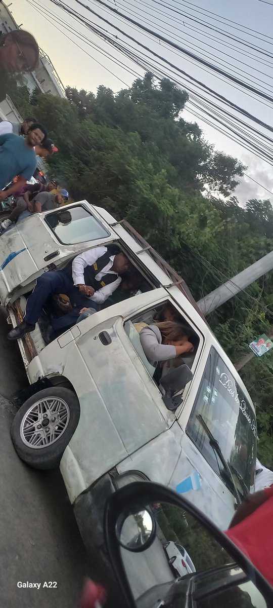 Atención esto  esta pasando  ahora mismo en la avenida monumental frente  al  ole hombres  apostados  con palos  machetes  al parecer  del sindicato de chóferes  están  deteniendo  esas  guaguas  y desmontando los pasajeros  ocasionando un tremendo tapón #digeset <a href="/acentodiario/">acento.com.do</a>