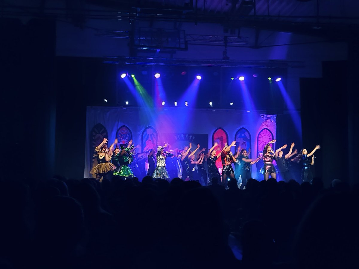 ShaunaScanlon10's tweet photo. I honestly didn't know what to expect tonight....but to say I was blown away is an understatement! The level of talent &amp; professionalism is unreal in @CBtheMusical. Huge congratulations to the stars of the show and teachers who poured their hearts and soles into this masterpiece. https://t.co/VCEQ1SXnIp
