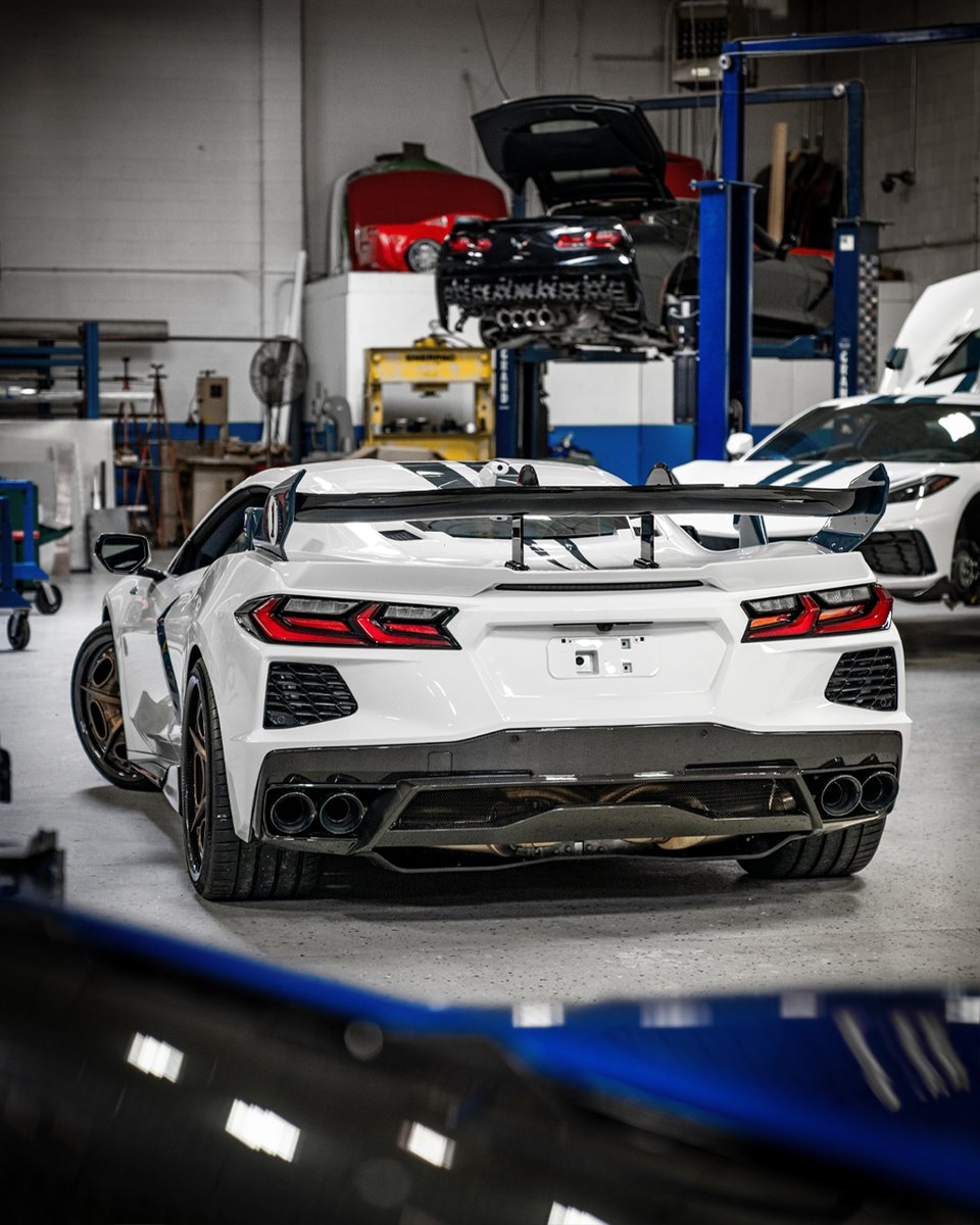 LingenfelterLPE's tweet photo. #43/60 #Lingenfelter-built Supercharged #CunninghamAutomotive #C8Corvette is ready to hit the streets🔥
Equipped with a @MagnusonSC TVS2650, @AlconBrakes 6 Front/4 Rear Piston Calipers, @CorsaPerf Catback Exhaust, #Halltech Cold Air Intake, 3-piece Carbon @HRE_Wheels and more👀 https://t.co/cTtwvlFLbx