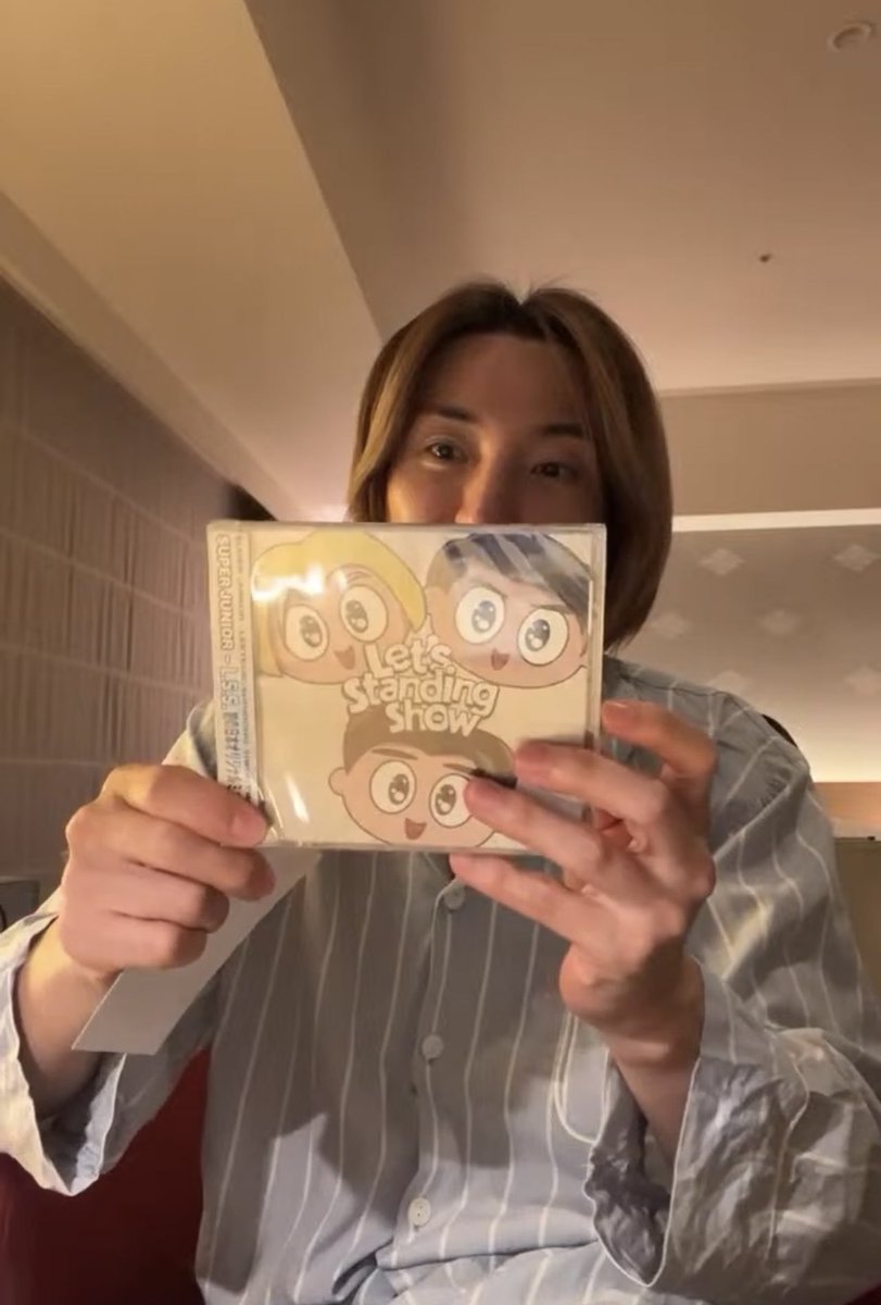 LSS_United's tweet photo. Look! Leeteuk looking so proud and happy having the CD version of LSSโ 1st Mini Album, Letโs Standing Show! Have you gotten yours yet? ๐คฉ
#LSS1stMiniAlbum
#SUPERJUNIOR_LSS
#LEETEUK https://t.co/KjuBRQ9bCe