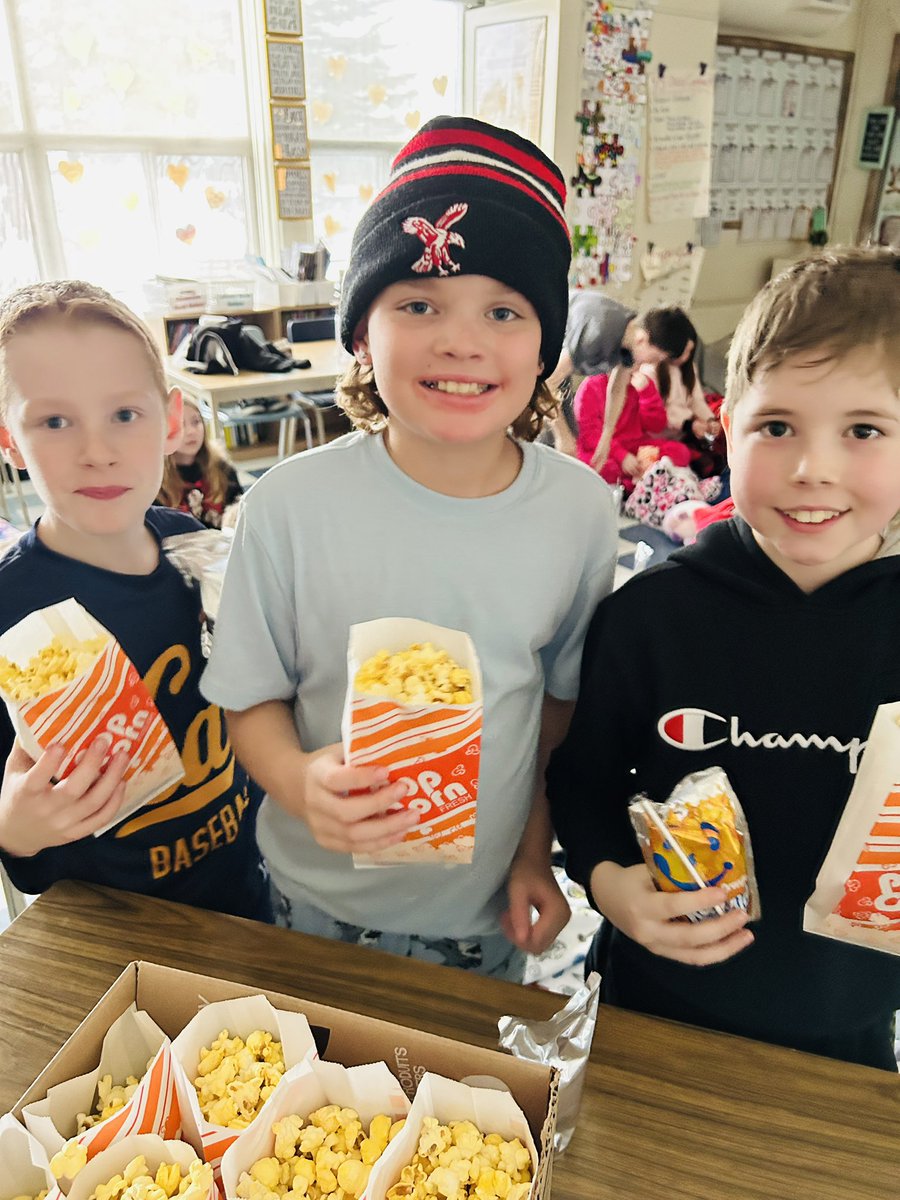 MsADunnigan's tweet photo. 4/5 celebrated their first 100 marble reward today with a pj and movie day! Snow was falling, popcorn was popping, and stuffies were snuggled! What a perfect and cozy way to celebrate our hard work! ❄️🧸🍿 https://t.co/Enn8RoWtGk