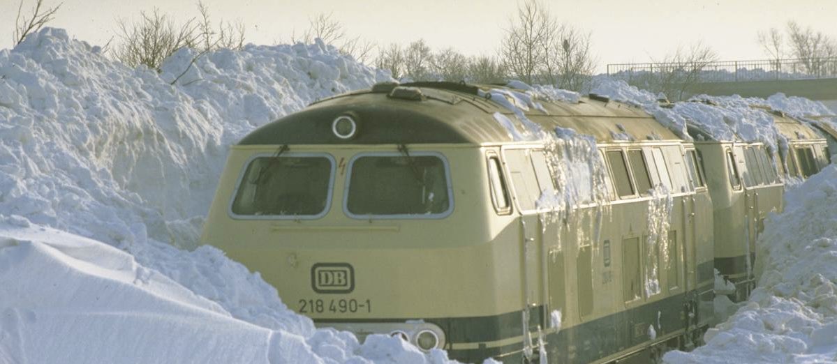 Mein Weg zur Schule…vorher noch eben den ÖPNV frei geschaufelt.
Lag am Weg.