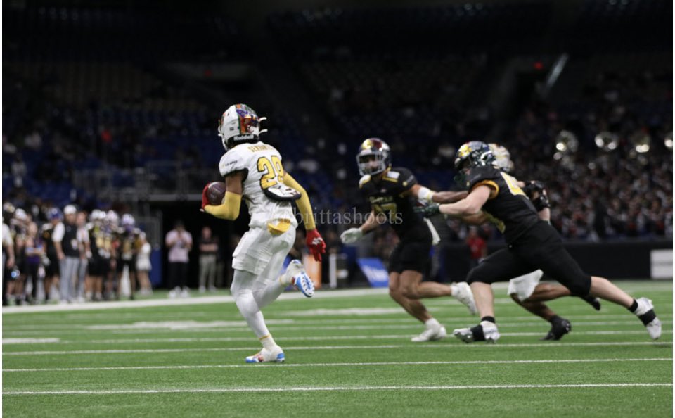 Jaedens21's tweet photo. I see a lot of recruiters in SA come stop by Sam Houston we got some ballers too!! #Recruitthecanes🌊 @SAHoustonFB https://t.co/B41DWRCDRt