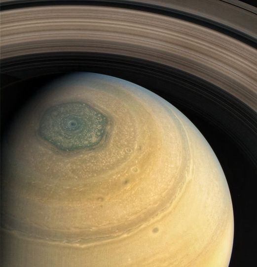 COnassis's tweet image. Saturn's north pole is a hexagon. 🤯