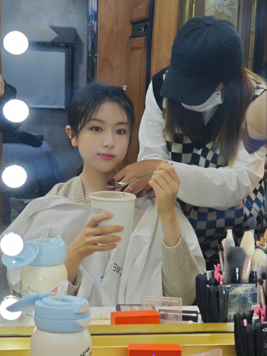 oyoe_niudi's tweet photo. [24/01/18] 🦋 Li Landi's Studio update!

" 🥣#李兰迪毛绒帽子 
Ding Dong Ding Dong 🔔
@/Li Landi reminds you to come and have some congee together！
#迪哒三两声 "

#LiLandi #李兰迪 #이란적 #หลี่หลานตี๋ #LandyLi #LiDahe #XiaoLan #TheStarryLove #cdrama https://t.co/1C4iVRv2b7
